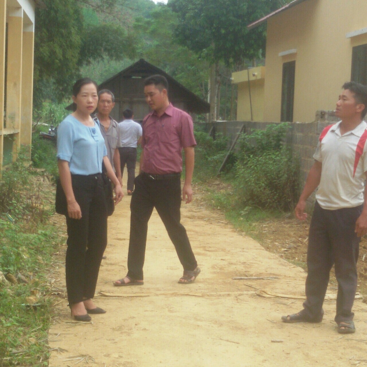 Ban chỉ đạo xây dựng nông thôn mới (NTM) xã kiểm tra các tuyến đường bê tông tại thôn Ngọc Lâm xã Bạch Ngọc